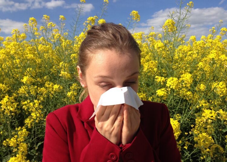 8 Tips for Enjoying the Outdoors With a Pollen Allergy